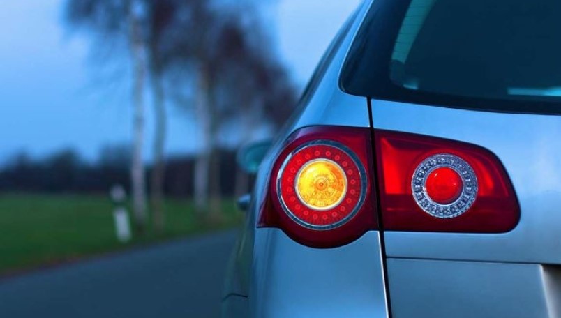 Why do most modern vehicles with LED lighting still use incandescent bulbs in the turn signals?